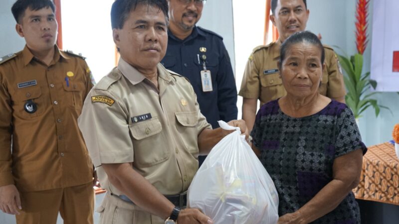 Mewakili Pj.Bupati Landak, Anem, Hadir Pada Kegiatan Penyerahan Bantuan Sosial di Desa Tiang Tanjung