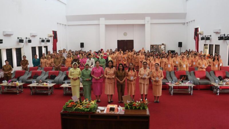 Asisten Administrasi Umum Setda Landak Buka acara Hari Puncak Kegiatan HUT Ke-24 Dharma Wanita Persatuan