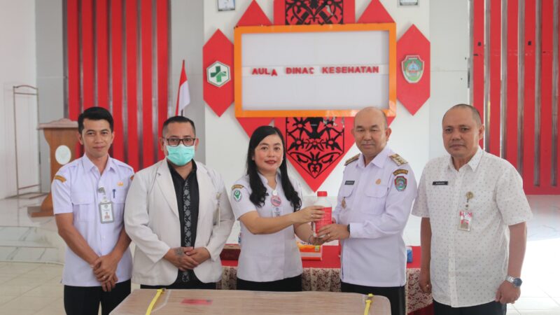 Samuel Serahkan Alat Fogging Bagi 16 Puskesmas di Kabupaten Landak