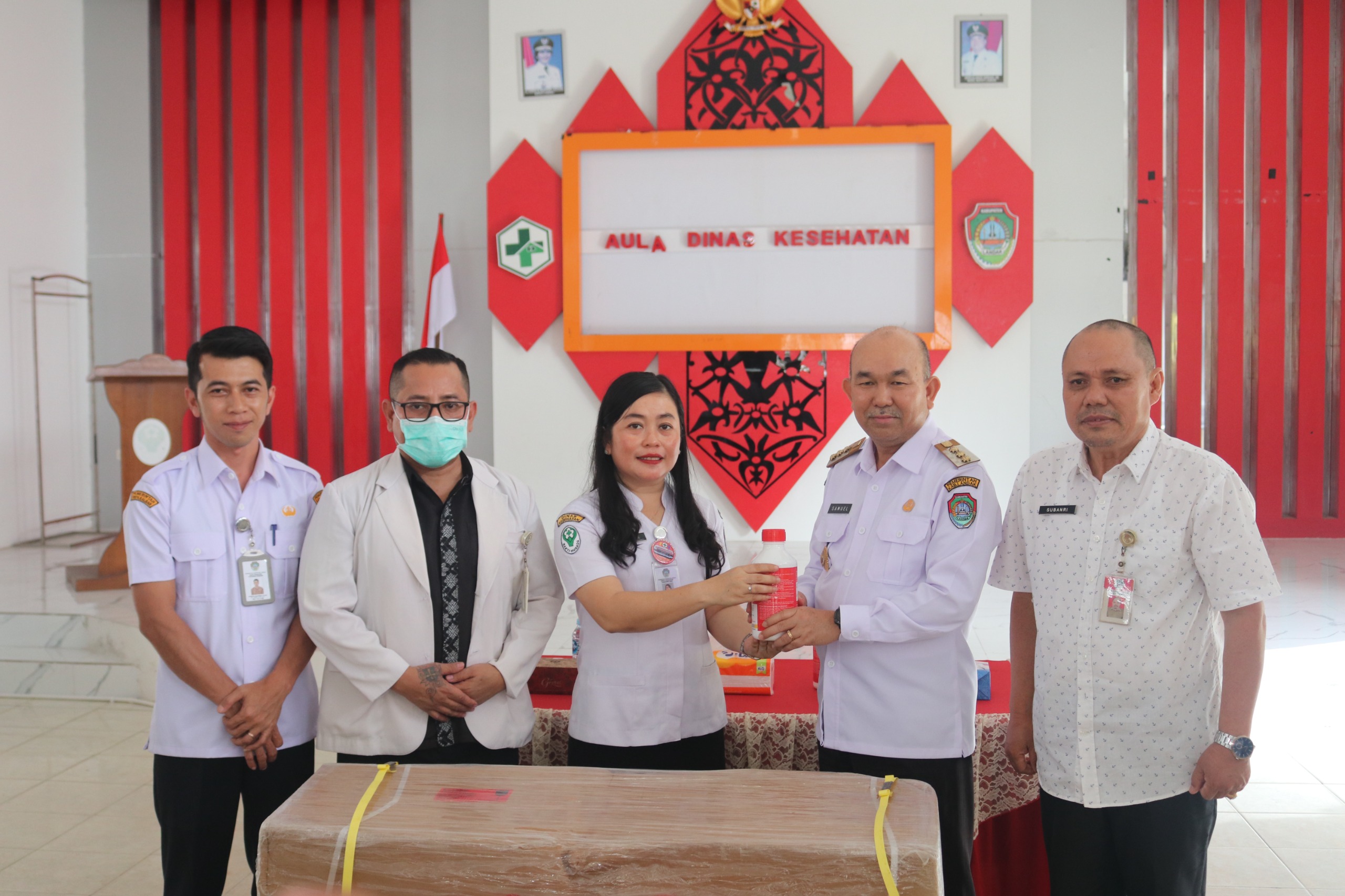 Samuel Serahkan Alat Fogging Bagi 16 Puskesmas di Kabupaten Landak