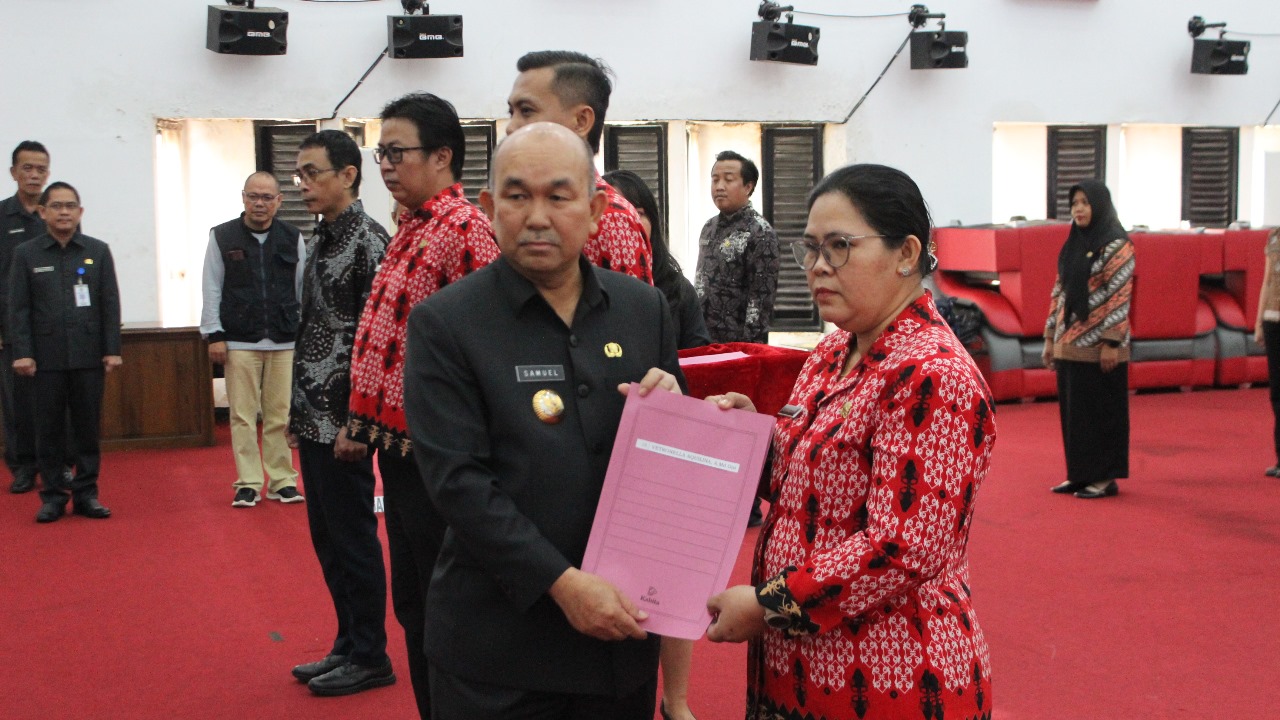 Samuel Serahkan SK Tenaga Kesehatan Pada Rumah Sakit Pratama di Lingkungan Pemerintah Kabupaten Landak