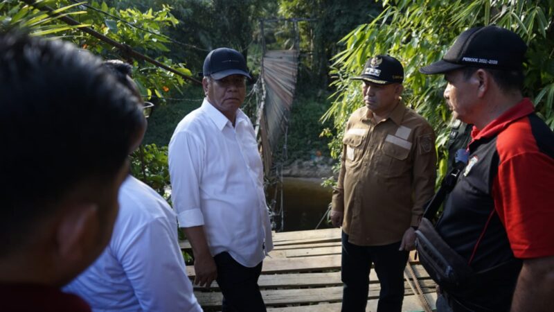 Tinjau Jembatan Gantung Air Besar yang putus, Samuel dampingi Harisson Tinjau Langsung Ke Lokasi