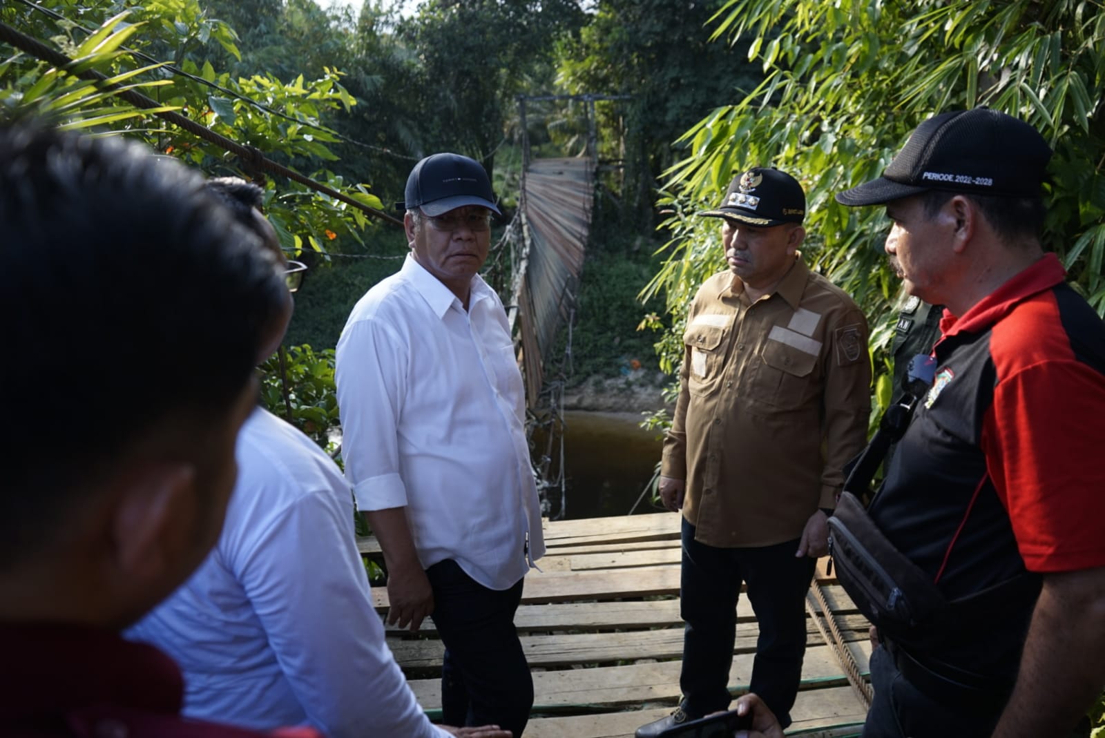 Tinjau Jembatan Gantung Air Besar yang putus, Samuel dampingi Harisson Tinjau Langsung Ke Lokasi