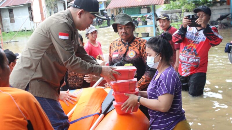 Samuel Serahkan Bantuan Untuk Korban Banjir di Kecamatan Ngabang