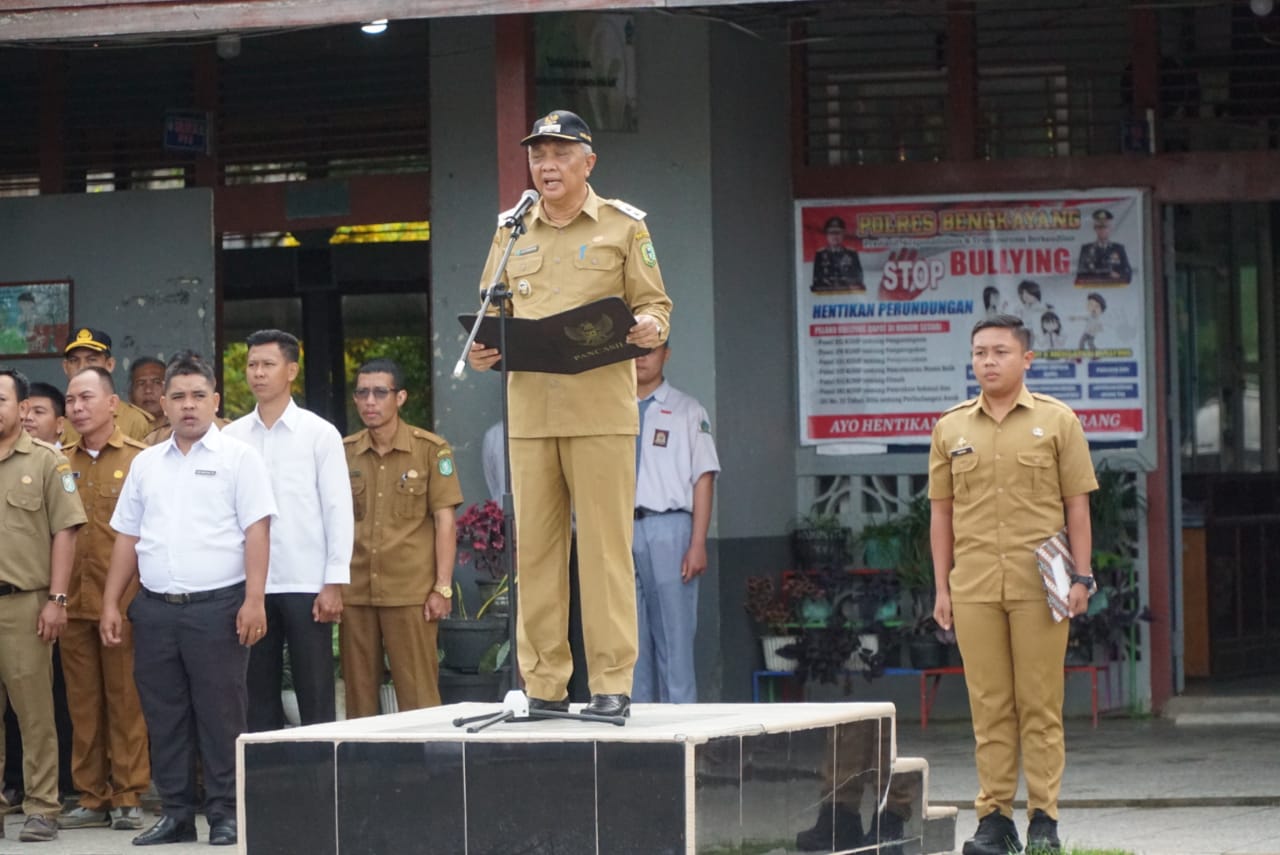 Syamsul Rizal pimpin Apel Upacara Serempak Masuk Sekolah semester II Thun Ajaran 2023/2024 jenjang SD, SMP, SMA dan SMK se-Kabupaten Bengkayang