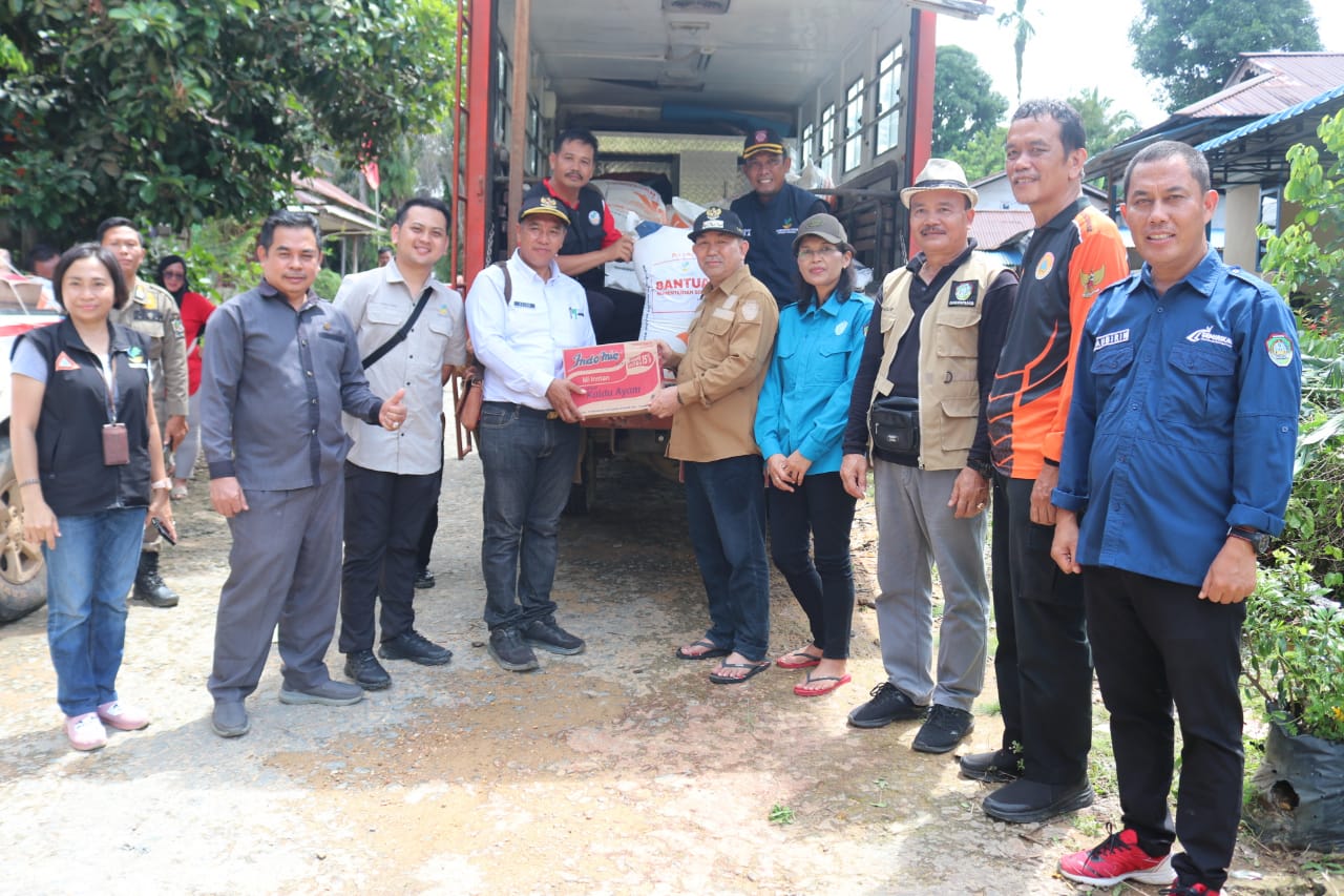 Serahkan Bantuan Banjir di Nahaya dan Pak Mayam, Samuel : Semoga bantuan yang diserahkan ini bisa bermanfaat