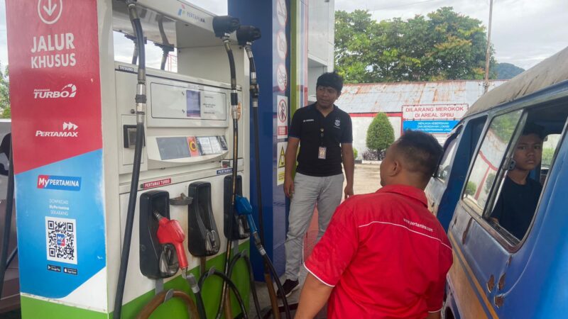 Jaga Sitkamtibmas Menjelang Mudik Lebaran Idul Fitri 1445 H, Personel SatReskrim Polres Singkawang Awasi Kegiatan Di SPBU Singkawang