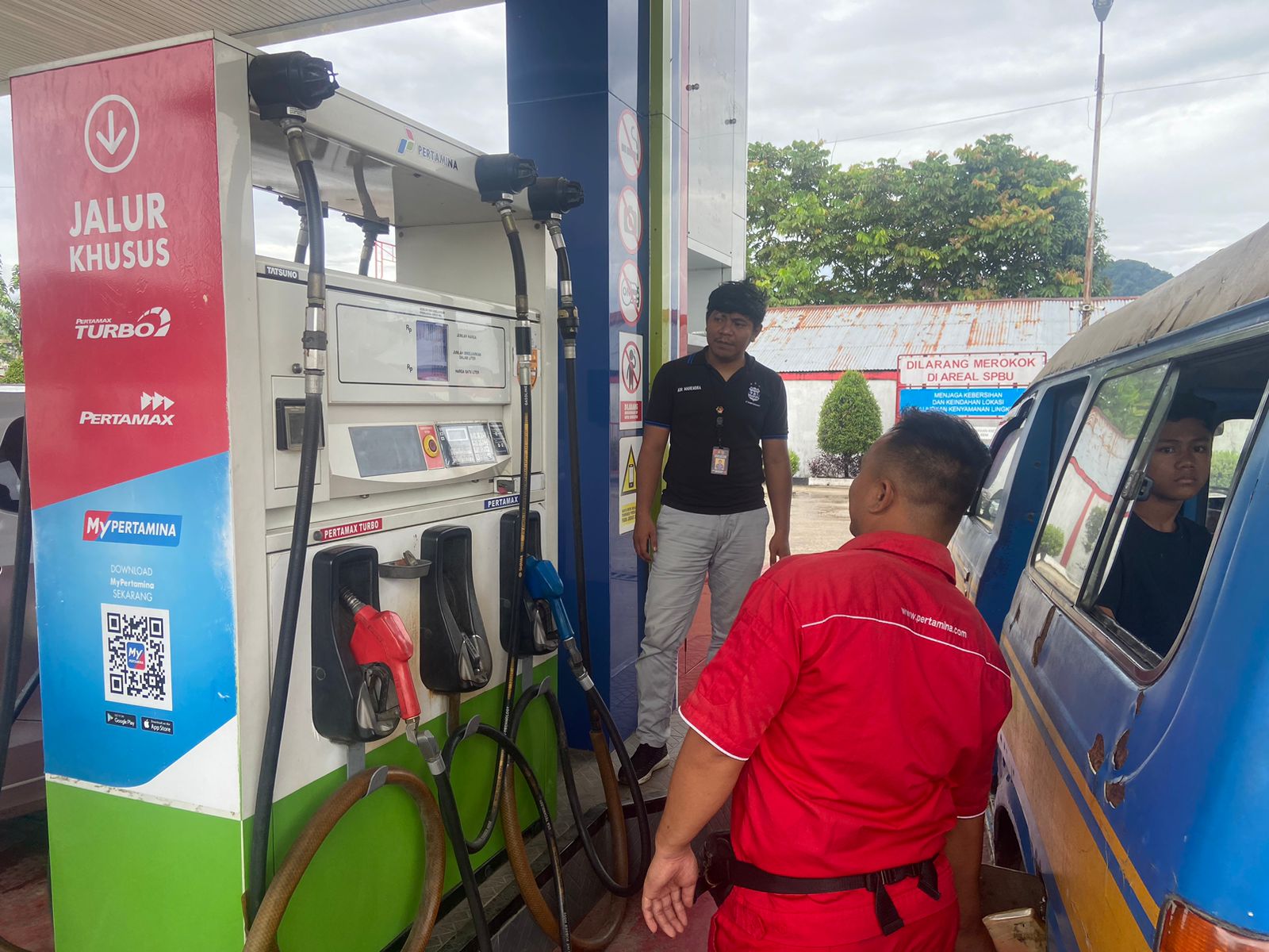 Jaga Sitkamtibmas Menjelang Mudik Lebaran Idul Fitri 1445 H, Personel SatReskrim Polres Singkawang Awasi Kegiatan Di SPBU Singkawang