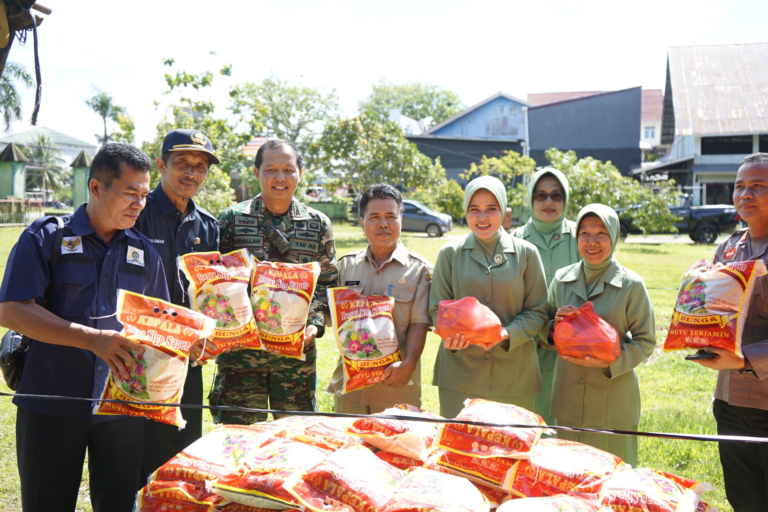 Plt.Asisten Sekda Landak Hadiri Giat Operasi Pasar Murah dalam rangka Penanggulangan Inflasi Daerah Menjelang Hari Raya Idul Fitri