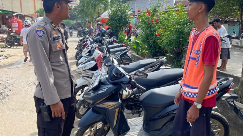 Hari Libur, Polisi Tetap Patroli Serta Ingatkan Kepada Juru Parkir Agar Berhati-hati Dengan Kendaraan