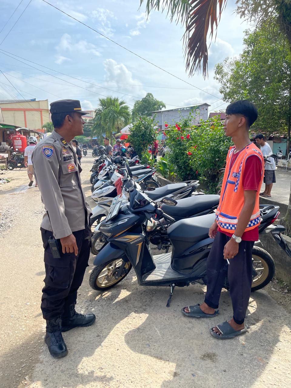 Hari Libur, Polisi Tetap Patroli Serta Ingatkan Kepada Juru Parkir Agar Berhati-hati Dengan Kendaraan