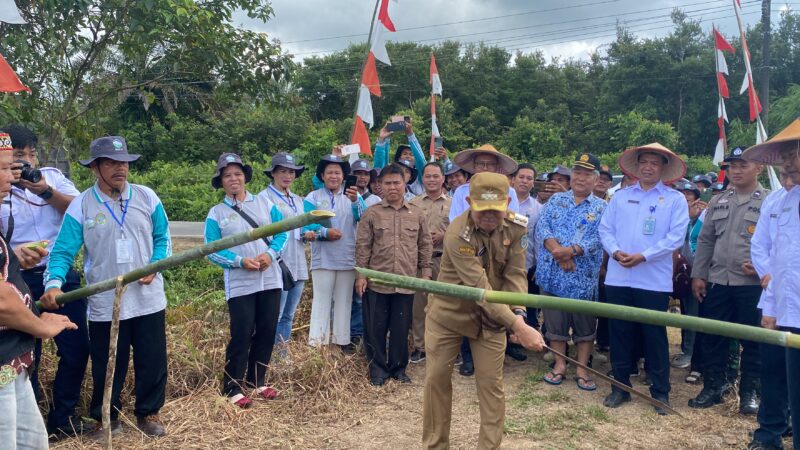 Samuel Hadiri Tanam Perdana Padi dan Buka Sekolah Lapang Iklim Operasional Provinsi Kalbar Tahun 2024