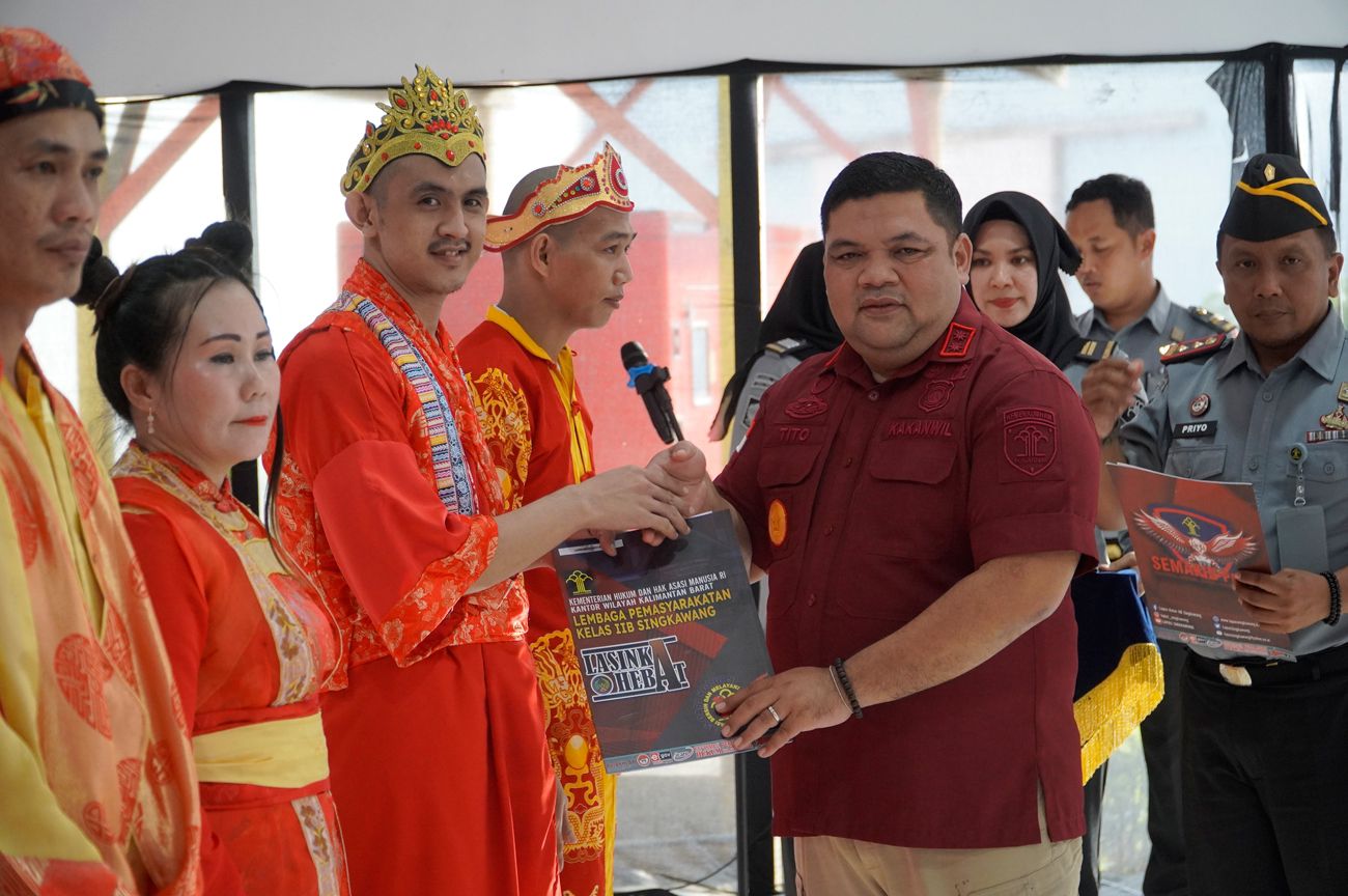 Serahkan Remisi Khusus Waisak 2024, Kakanwil: Warga Binaan Lapas Singkawang Mendominasi