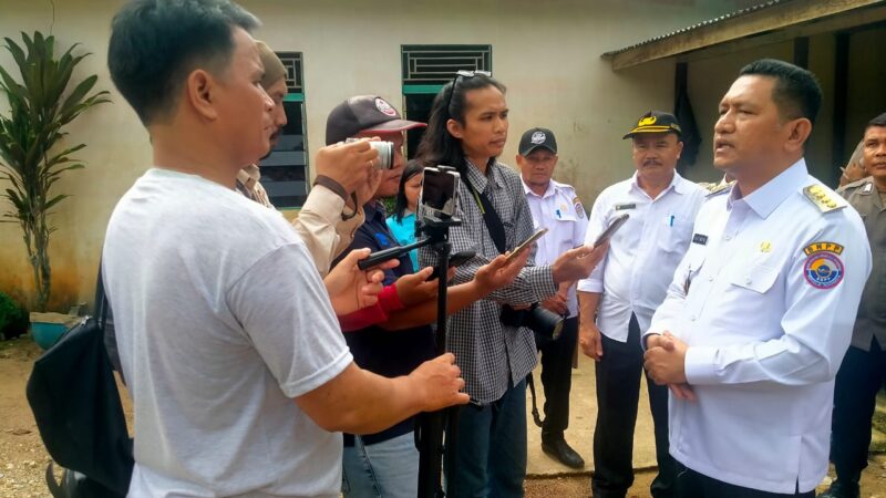 Gutmen Serahkan Bantuan ke Korban Banjir di Tebedak