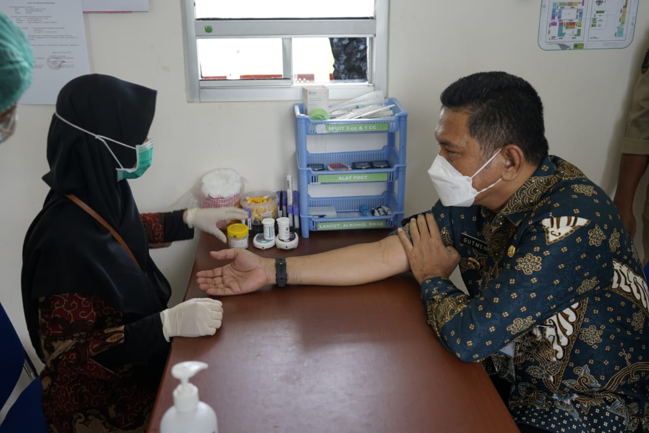 Gutmen Tinjau Pelayanan di Puskesmas Ngabang