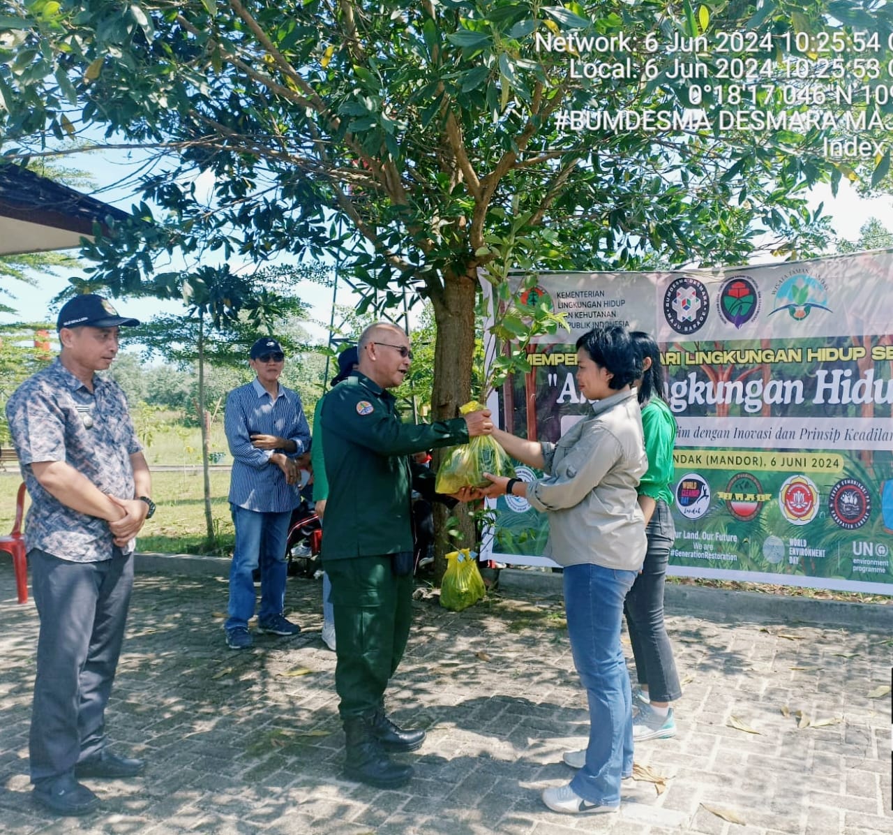 Bumdesma Lakukan Aksi Penanaman Pohon di Taman Landak