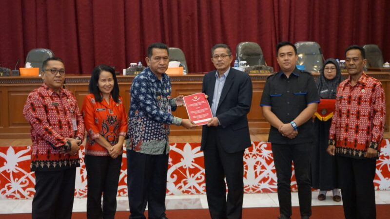 Gutmen Sampaikan Jawaban Atas Pandangan Umum Fraksi DPRD