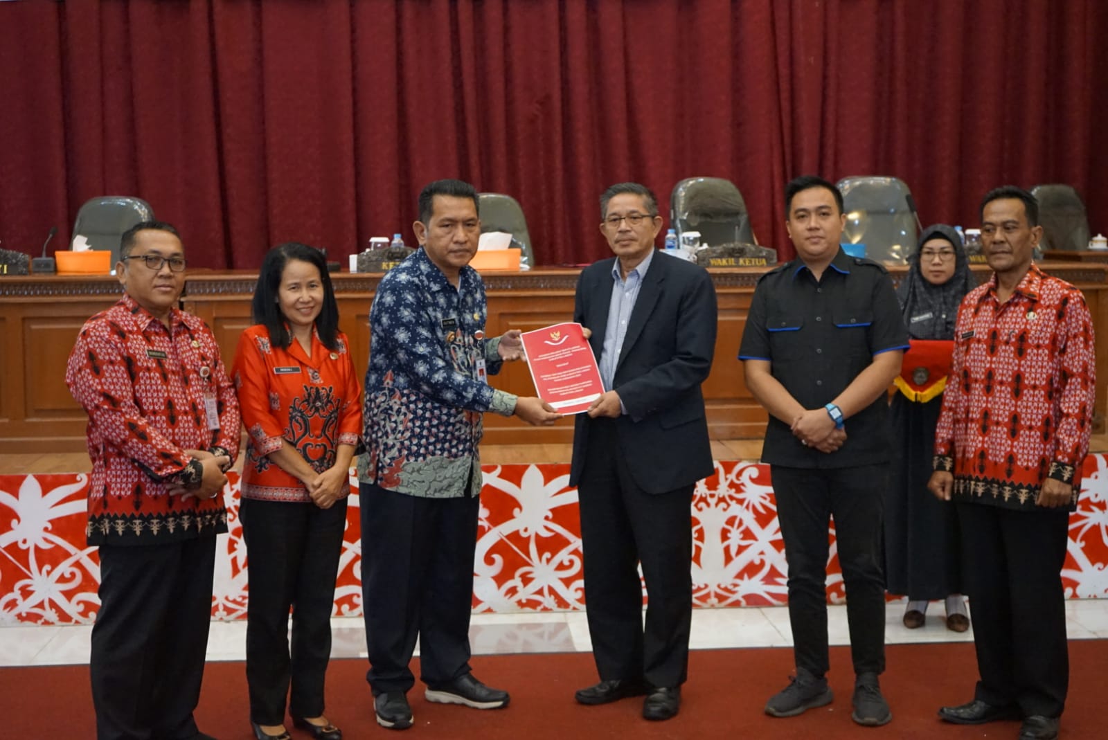 Gutmen Sampaikan Jawaban Atas Pandangan Umum Fraksi DPRD