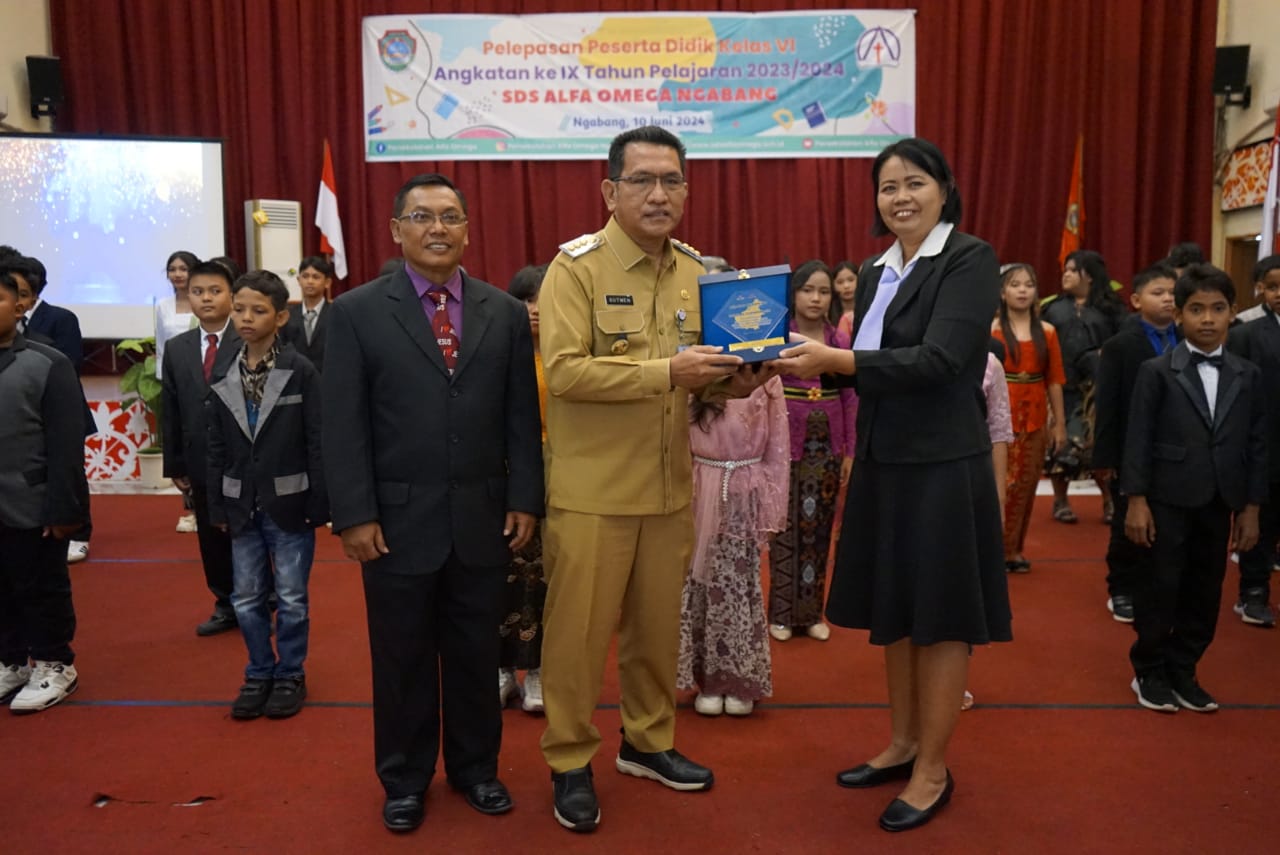 Gutmen Hadiri Pelepasan Pelajar Kelas VI SDS Alfa Omega Ngabang
