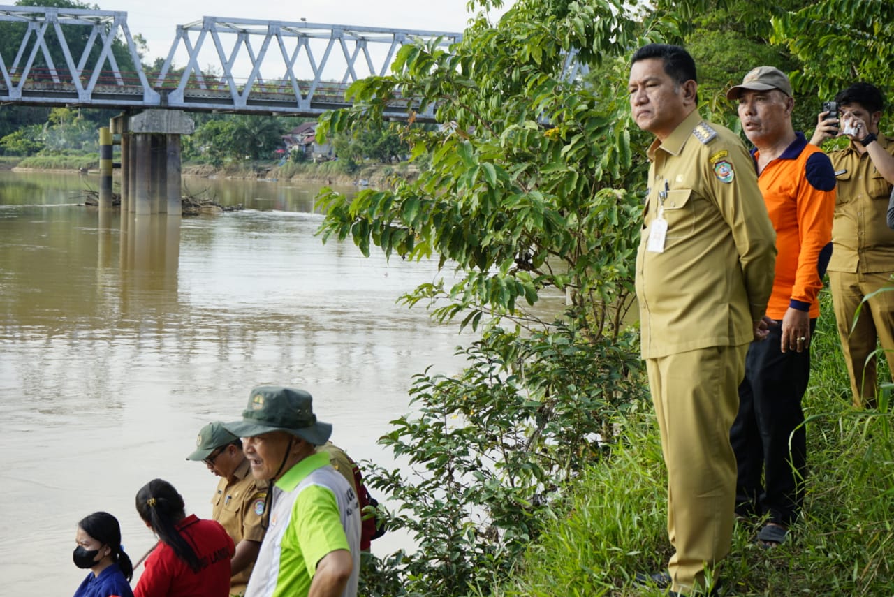 Gutmen Pantau Langsung Pembersihan Kayu di Pondasi Jembatan Lama Ngabang