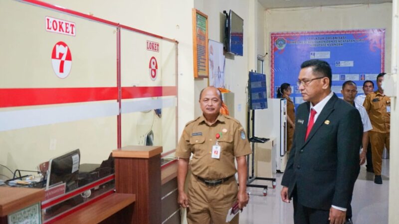 Gutmen Tinjau Langsung Pelayanan di Dinas Dukcapil Landak