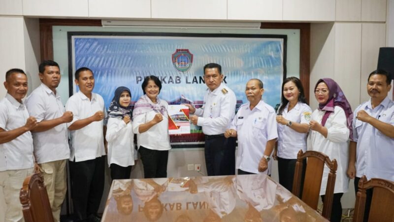 Dr.Gutmen Terima Penyerahan Bantuan dari Kemensos RI untuk Pemerlu Pelayanan Kesejahteraan Sosial