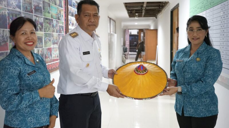 Gutmen Tinjau Sekretariat TP-PKK Kabupaten Landak