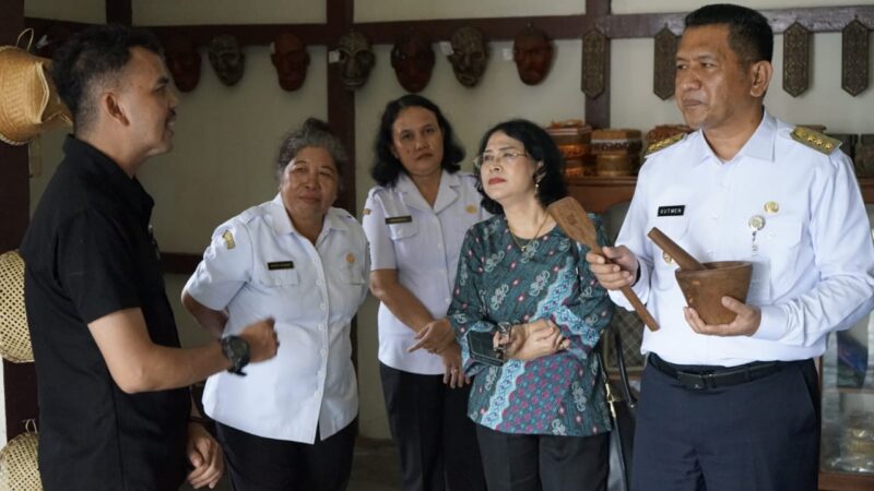 Pj.Bupati Gutmen Tinjau Galeri UMKM dan Gedung Dekranasda Kabupaten Landak