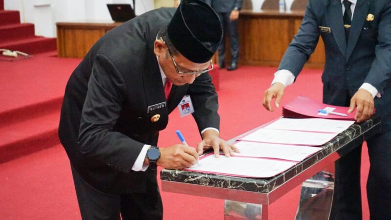 Dr.Gutmen Kukuhkan Perpanjangan Masa Jabatan Sembilan Kepala Desa