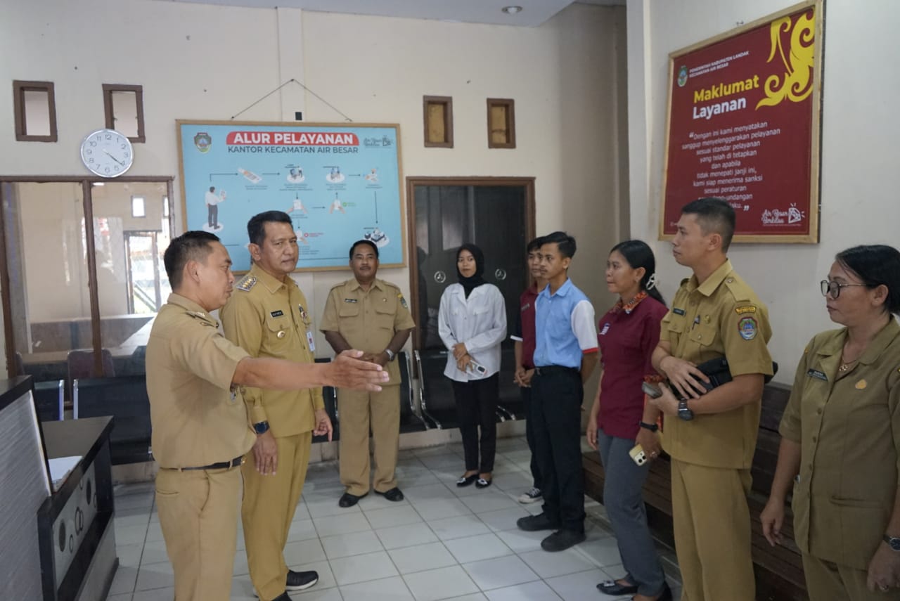 Pj.Bupati Landak Meninjau Pelayanan di Puskesmas Serimbu dan Kantor Camat Air Besar