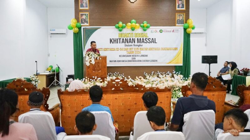 Pj.Bupati Gutmen Hadiri Khitanan Massal yang Digelar Kejari Landak