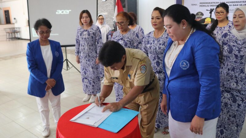 Staf Ahli Bupati Lantik dan Kukuhkan DPC IWAPI Kabupaten Landak Periode 2024-2029