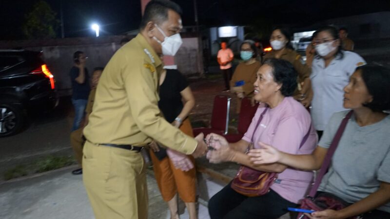 Gutmen Antar Langsung Jenazah Ibunda Sekda Landak ke Rumah Duka