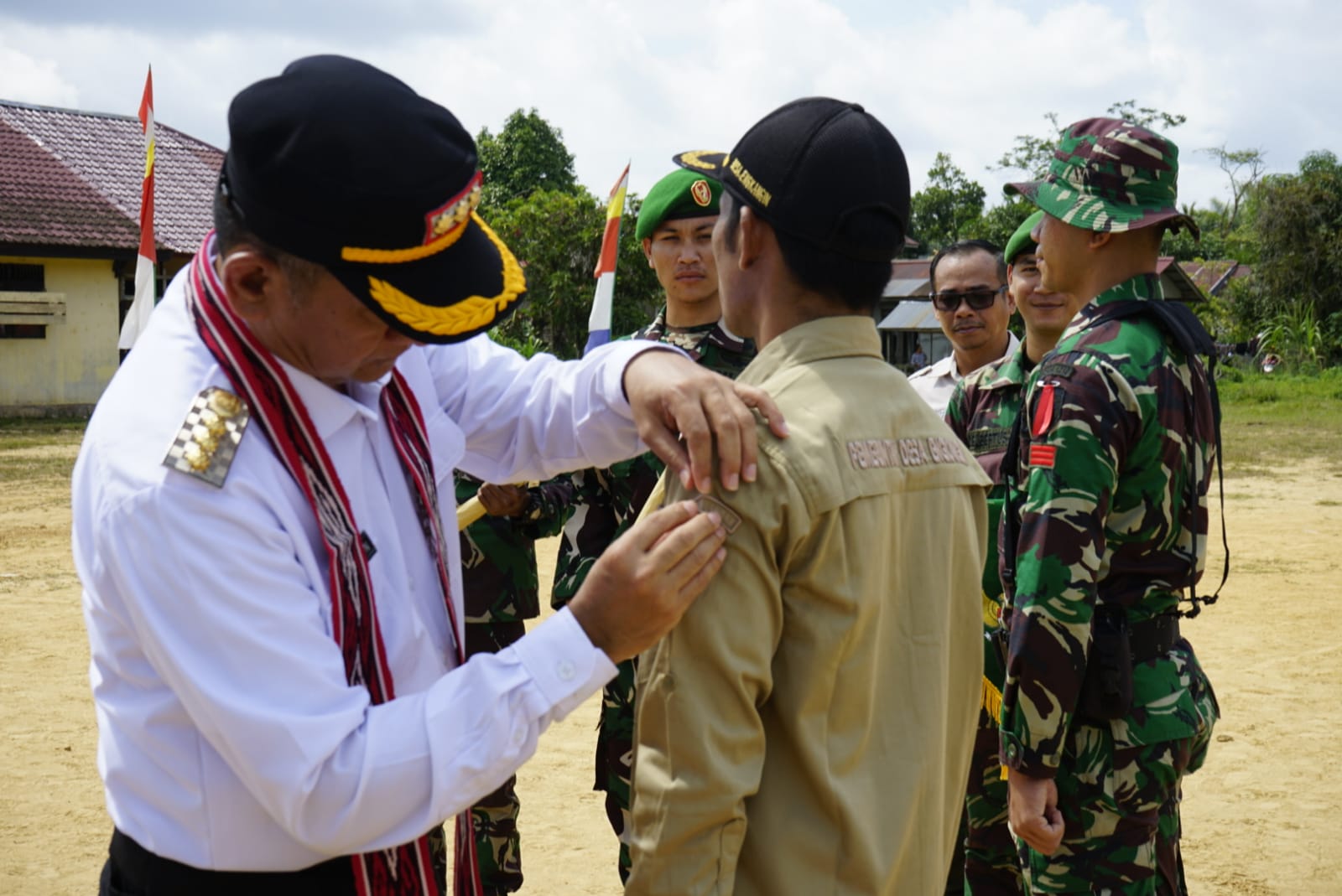 Dr. Gutmen Buka Secara Resmi Kegiatan TMMD ke-121 di Desa Engkangin