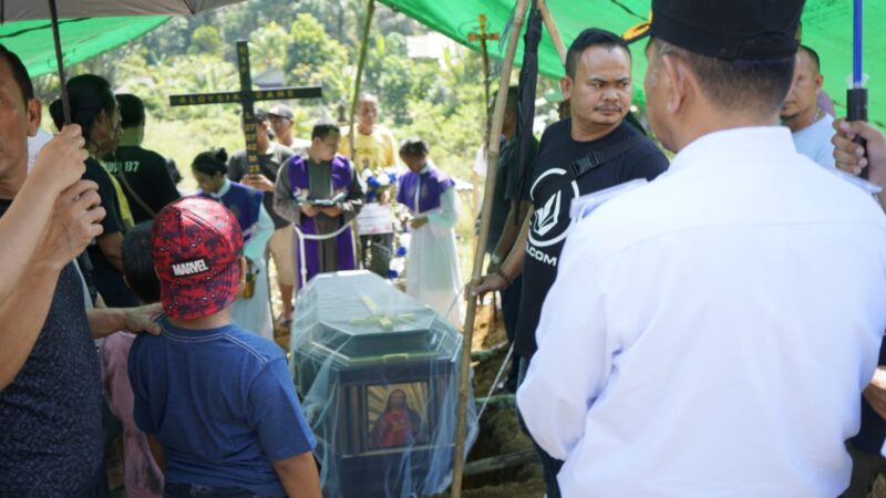 Dr.Gutmen Ikuti Prosesi Pemakaman Ibunda Sekda Landak