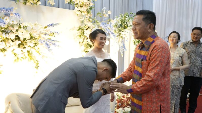 Gutmen Hadiri Resepsi Pernikahan Putri Sekda Landak