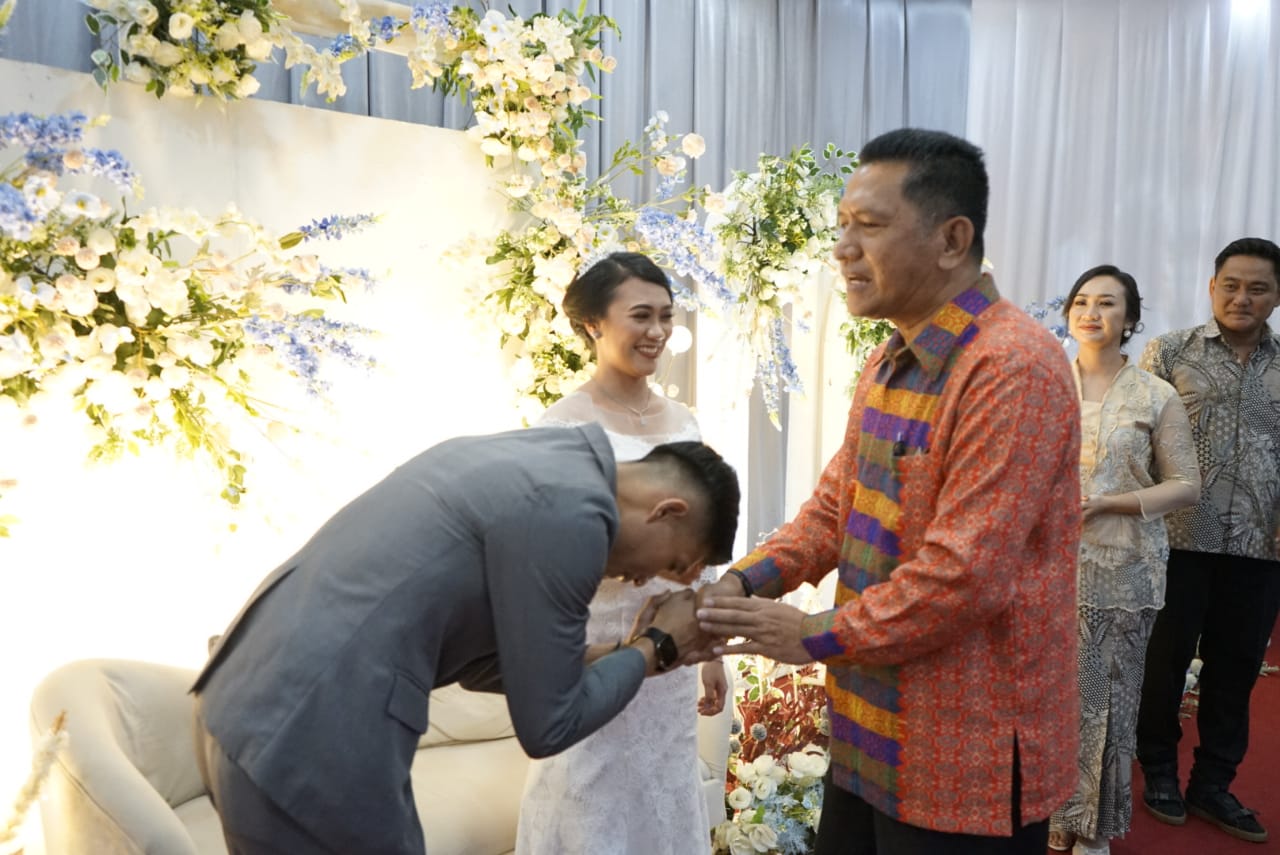 Gutmen Hadiri Resepsi Pernikahan Putri Sekda Landak