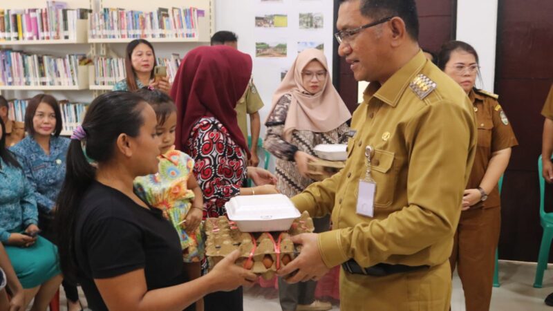 Dr. Gutmen Buka Rembuk Stunting Sekaligus Penyerahan PMT kepada Balita di Desa Pawis Hilir