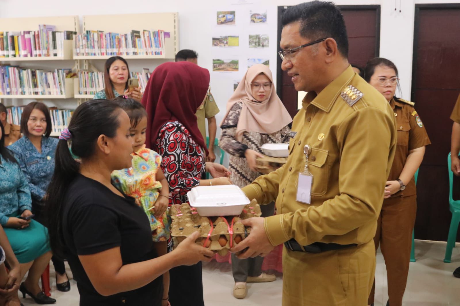 Dr. Gutmen Buka Rembuk Stunting Sekaligus Penyerahan PMT kepada Balita di Desa Pawis Hilir