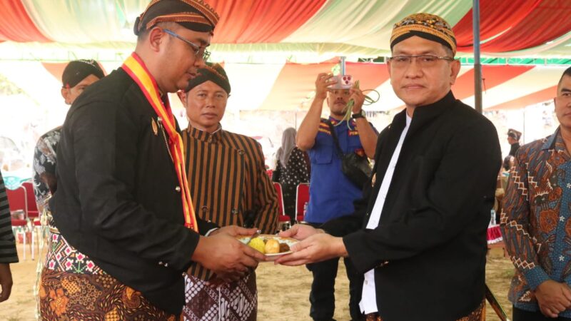 Dr. Gutmen Buka Festival Grebeg Suro Paguyuban Jawa Kabupaten Landak