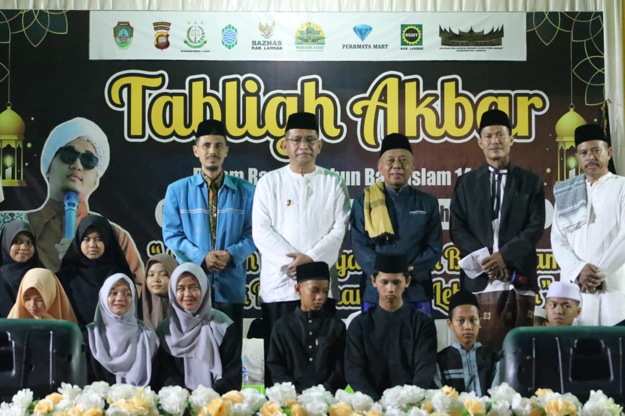 Dalam Rangka Tahun Baru Islam, Gutmen Buka Acara Tabligh Akbar di Halaman Masjid Jami’ Keraton Ismahayana