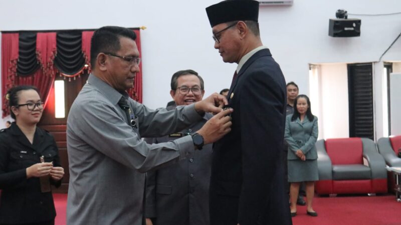 Gutmen  Sematkan Satyalancana Karya Satya dari Presiden Jokowi ke Para PNS Penerima