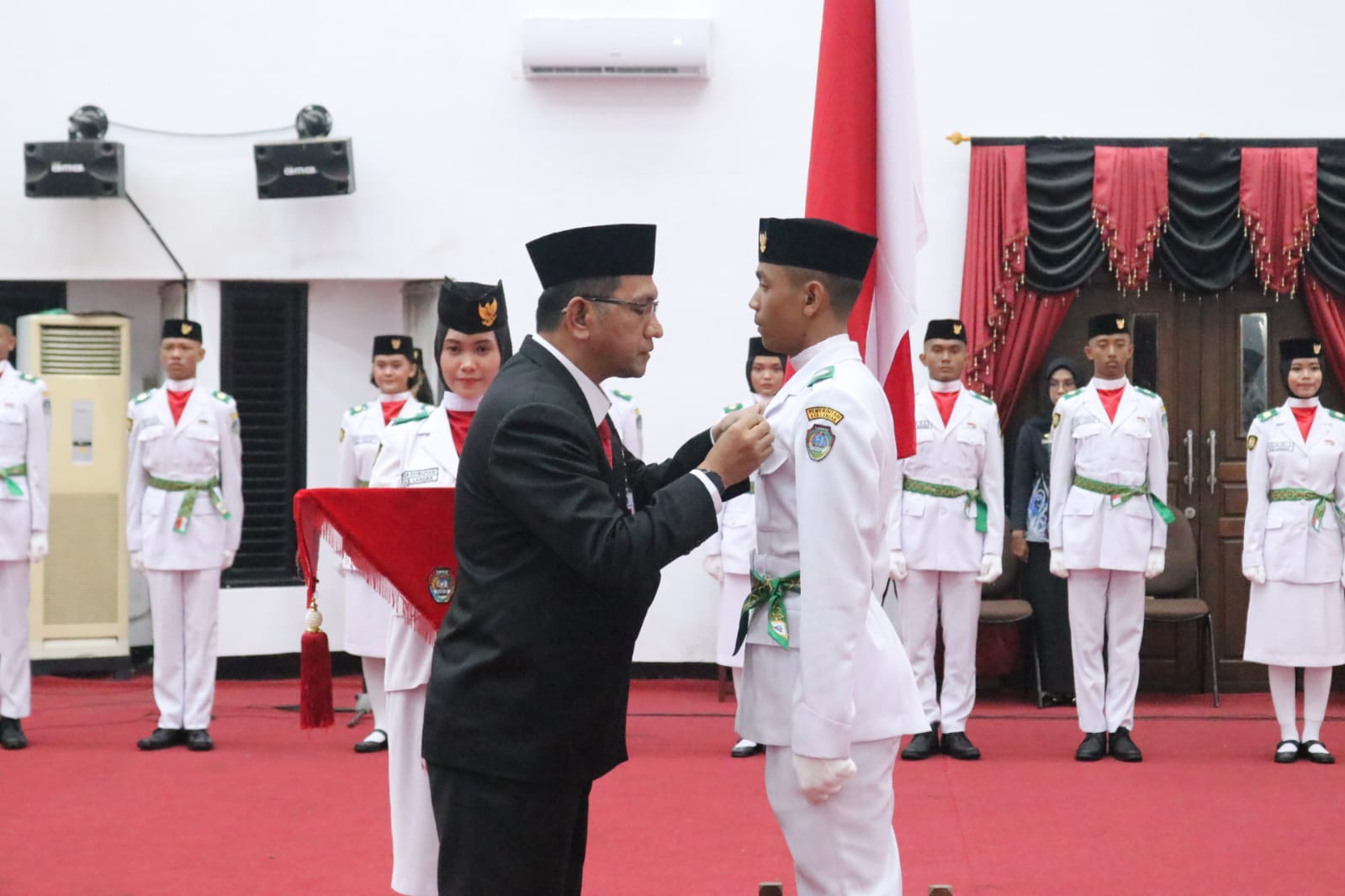 Gutmen  Kukuhkan 30 Anggota Paskibraka Kabupaten Landak