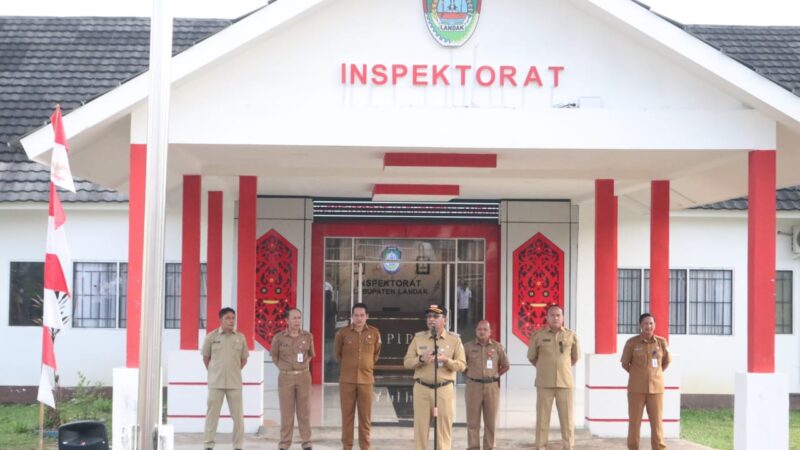 Gutmen  Pimpin Apel Rutin Senin Pagi di Kantor Inspektorat Landak