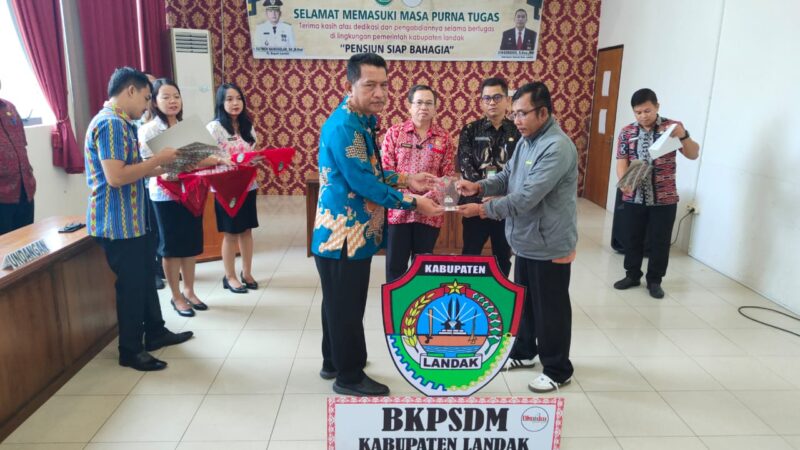 Gutmen Serahkan SK Pensiun Bagi PNS di Lingkungan Pemkab Landak