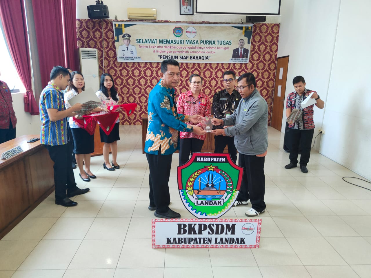 Gutmen Serahkan SK Pensiun Bagi PNS di Lingkungan Pemkab Landak