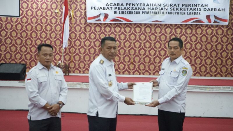 Gutmen Menyerahkan SK Pejabat Pelaksana Harian Sekretaris Daerah Kabupaten Landak