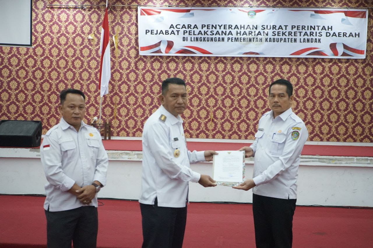 Gutmen Menyerahkan SK Pejabat Pelaksana Harian Sekretaris Daerah Kabupaten Landak
