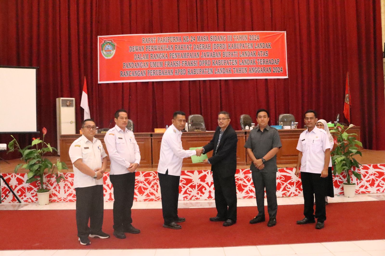 Gutmen Sampaikan Jawaban atas Pandangan Fraksi DPRD Landak Terkait APBD Perubahan