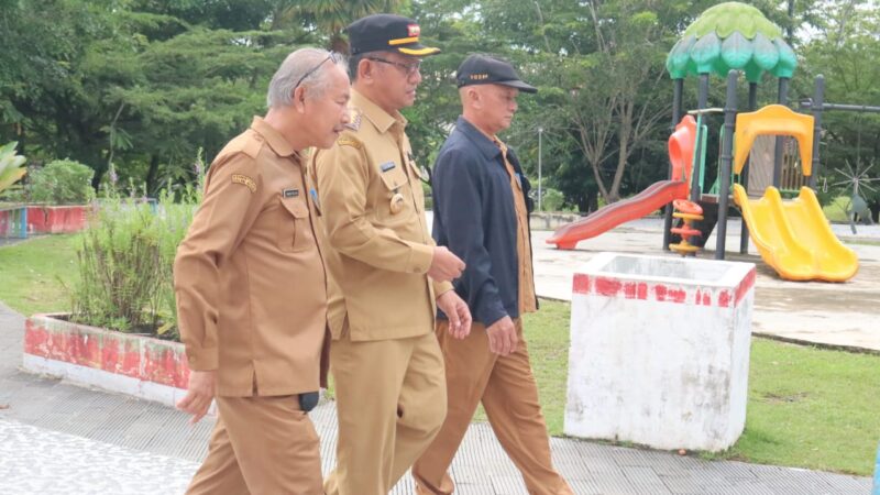 Gutmen  Tinjau  Sejumlah   Fasilitas Umum dan Taman Yang Berada di Kota Ngabang